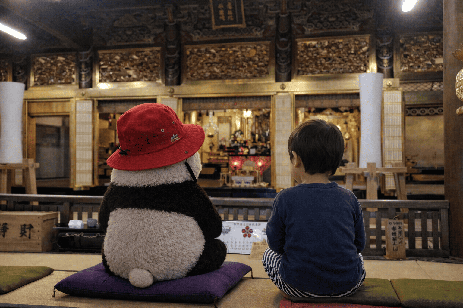 お寺のパンダ, 仏教とパンダ, small backs, a boy and a panda sitting in silence