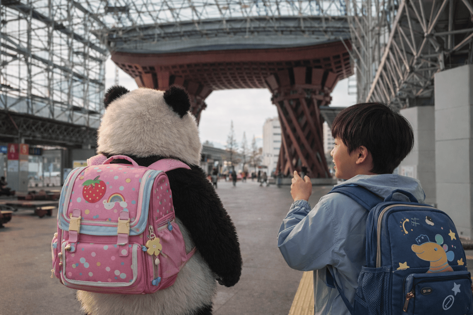 パンダのリュック、パンダとリュックサック｜a panda at Tsuzumi Gate, a panda at Kanazawa Station